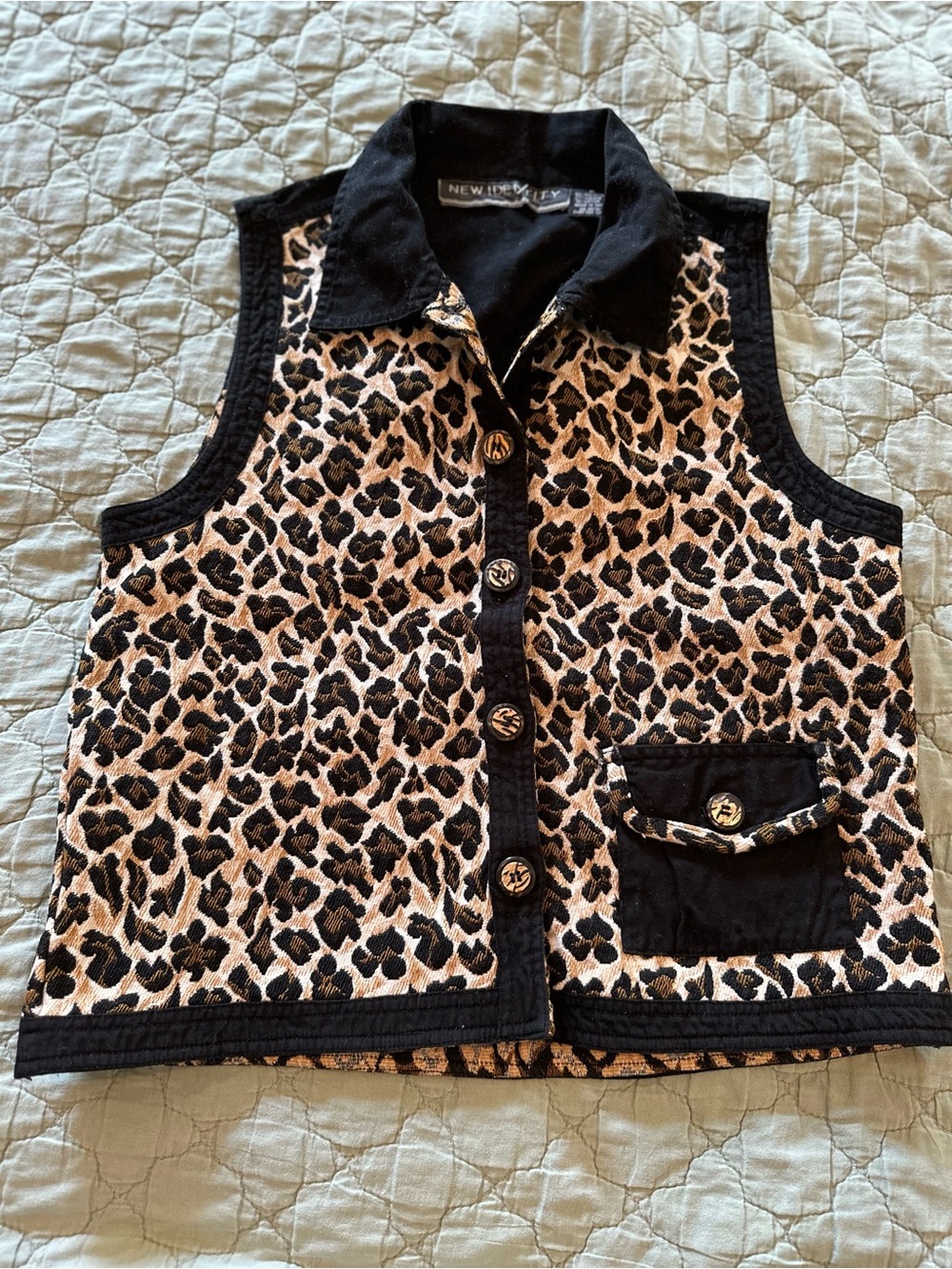Vintage Sleeveless Leopard-Print Button Down Top in Black & Cream - Picture 6 of 11
